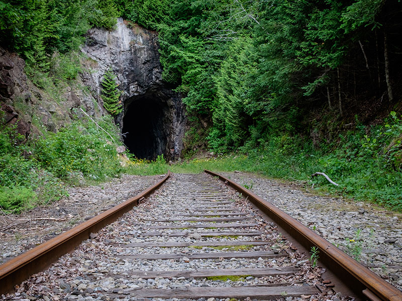Railway tunnel and scenic lookout - Municipalité de Port-Daniel–Gascons